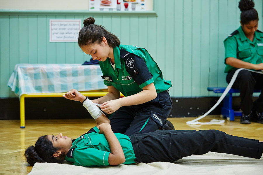 Cadets_practising_bandaging_richtext.jpg